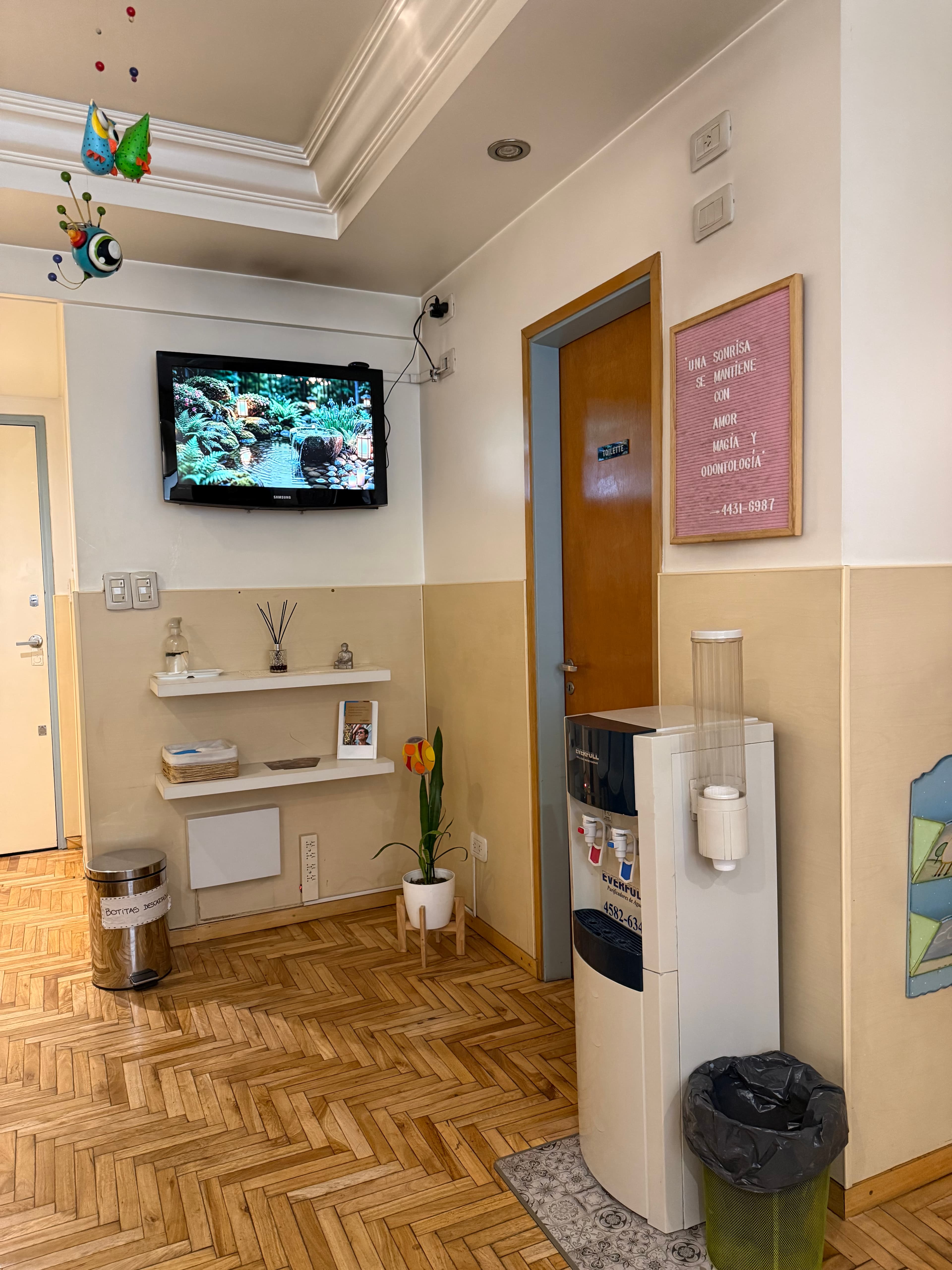 Recepción y sala de espera del consultorio en Caballito, CABA